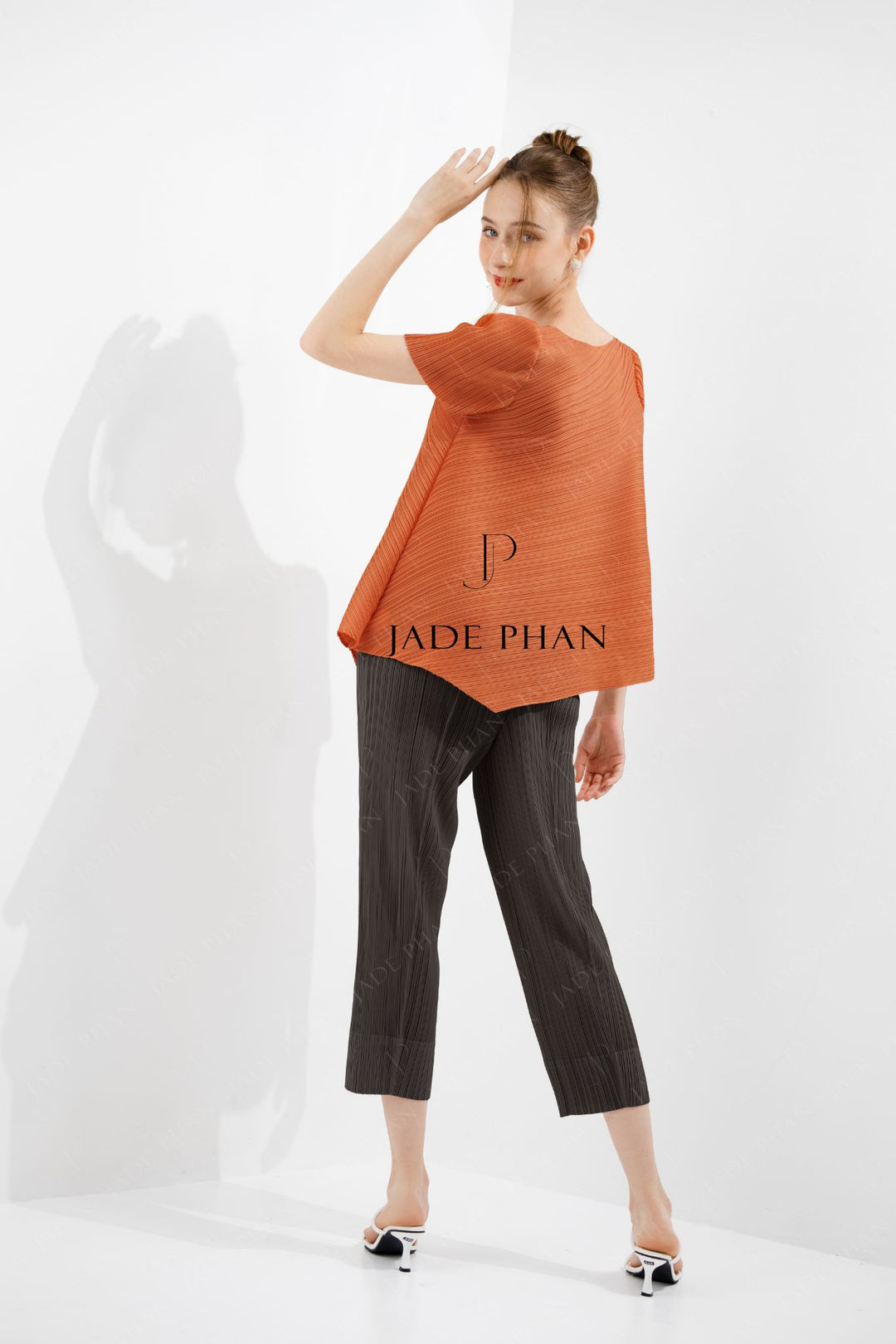 SET JENNIE Pleated Top Orange & DAISY Pleated Pants Grey