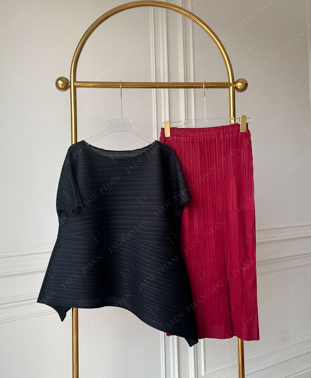 Set KATLE Pleated Top Black & AUDORA Pleated Skirt Burgundy